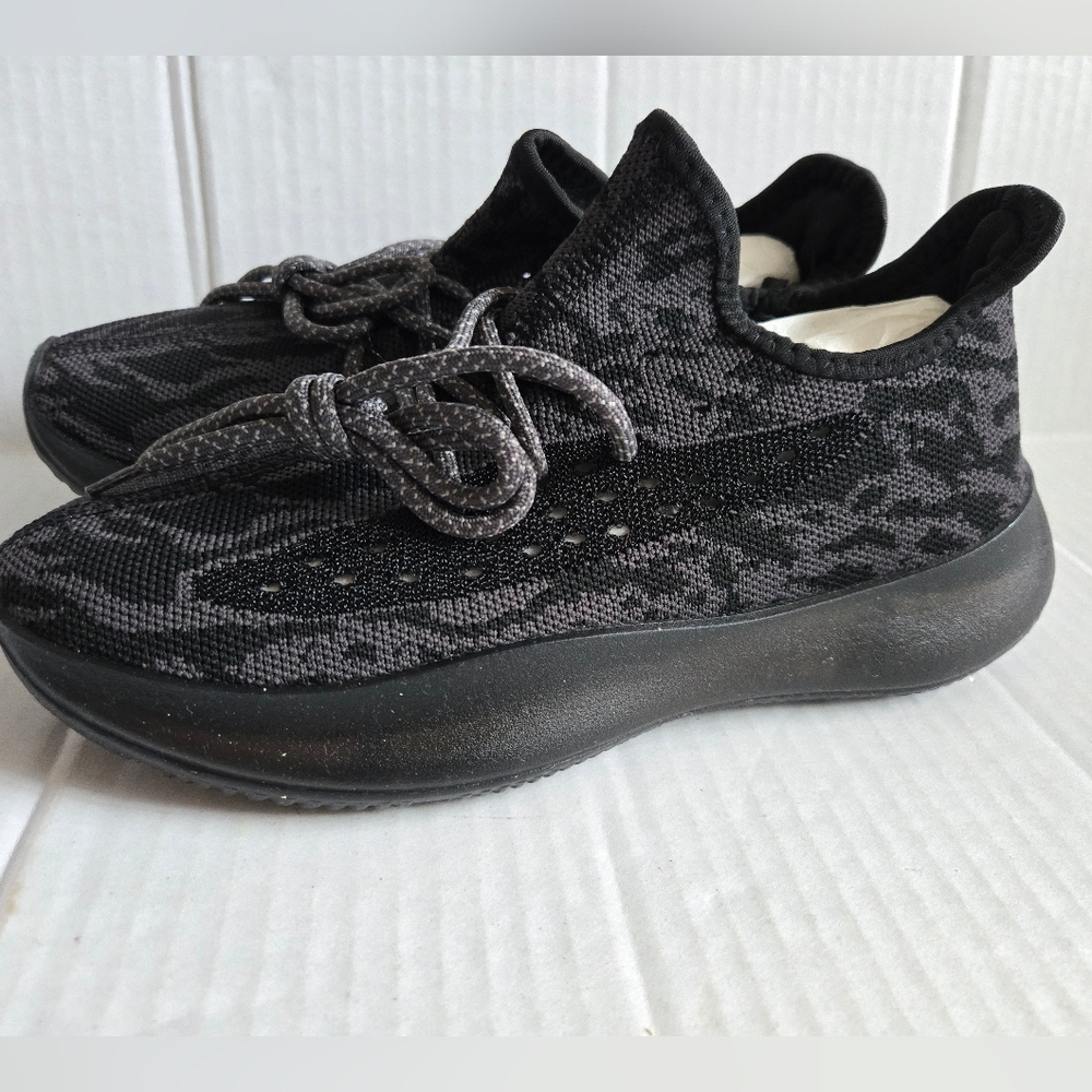 New Men's Casual Black Breathable Sports Sneakers W/ Dark Black Stripes Size 40